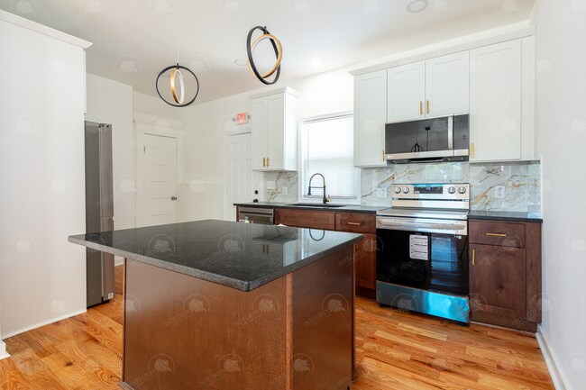 Foto del edificio - 3123 Woodland Ave