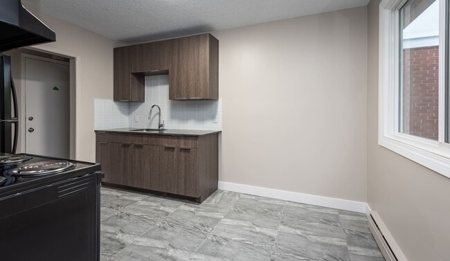 Building Photo - West Villa