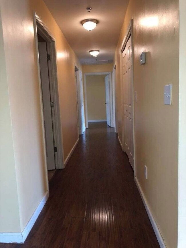 Building Photo - Huge 3 Bedroom 2 Bathroom Garden Apartment