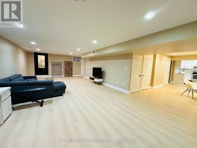 Building Photo - 118 Fairglen Ave