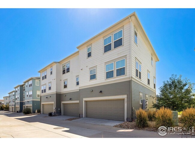 Building Photo - Large 2B/2.5B Townhouse with Modern Upgrad...