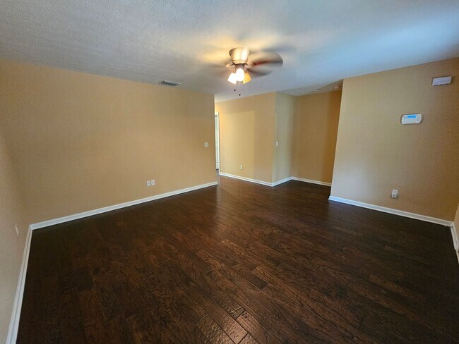 Building Photo - Beautifully remodeled home near historic d...