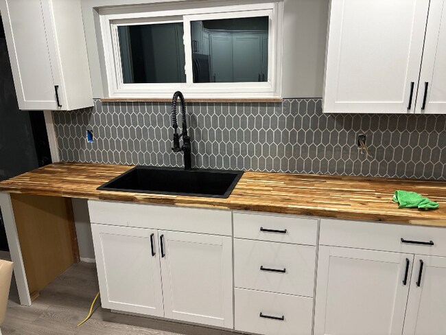 Foto del edificio - 3772 Zind Ln