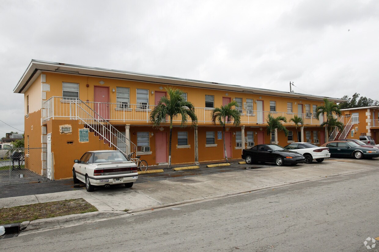 Primary Photo - 2490 W 4th Ct