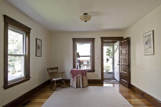 Building Photo - 23 Sherman St