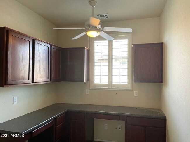 Building Photo - 3 bedroom for rent in Sun Groves