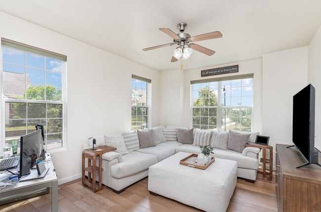 Building Photo - Gorgeous 3 Bed Townhome in Orland Park