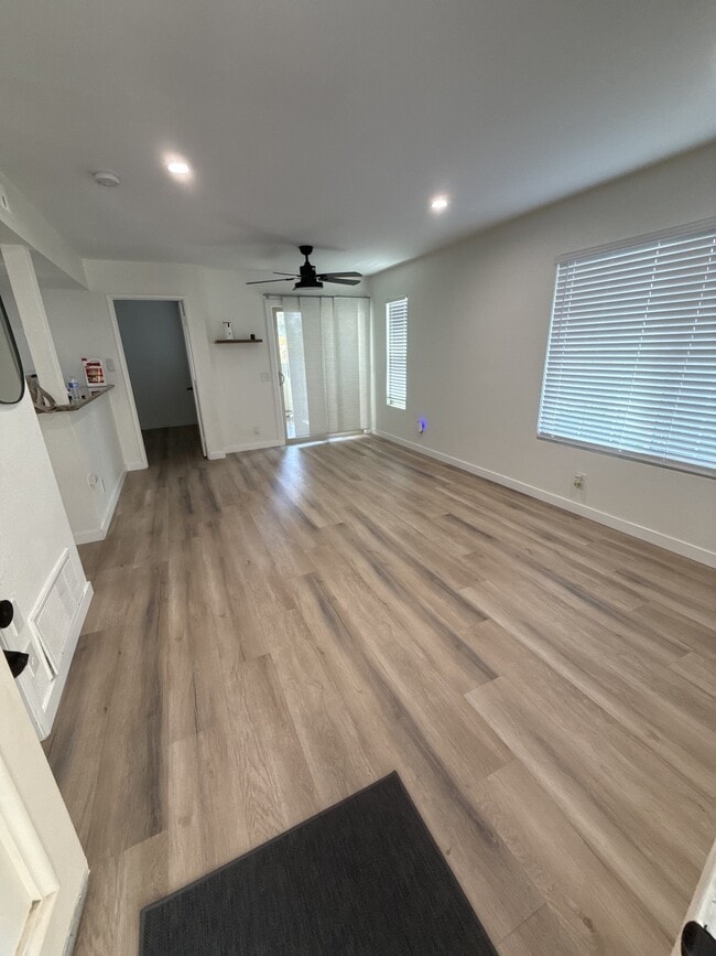 Building Photo - 23335 La Crescenta