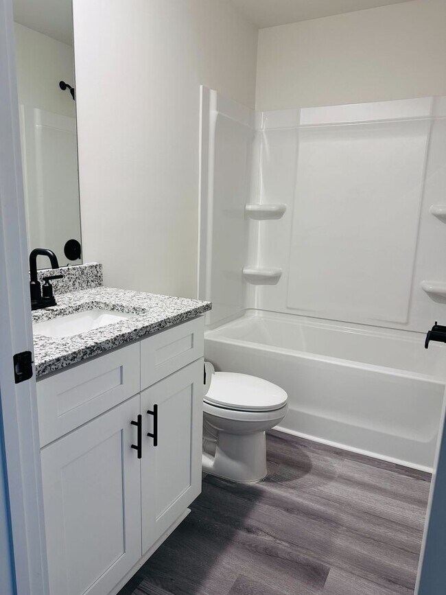 Foto del edificio - Modern 3BR / 2.5BA Townhome in a Prime Location – Washer/Dryer Included