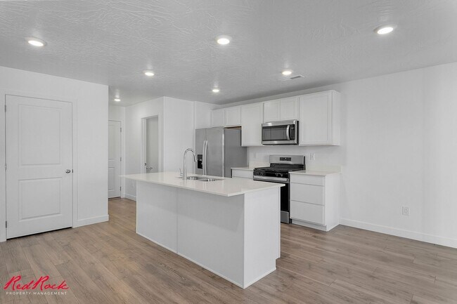 Foto del edificio - A Lovely 3 Bedroom Townhome designed for Elevated Living!