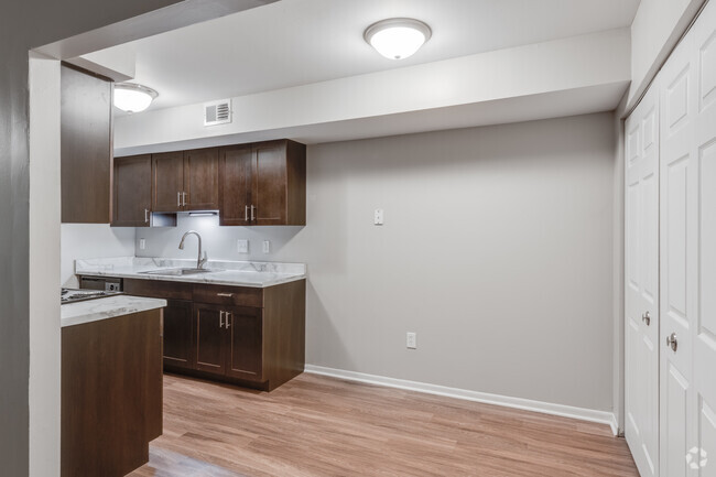 2 BR, 1 BA, 900SF - North Branch Apartments