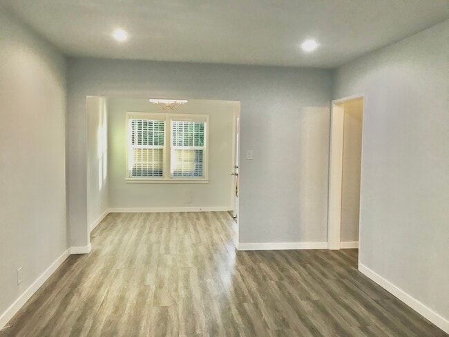 Building Photo - 5962 Overhill Dr