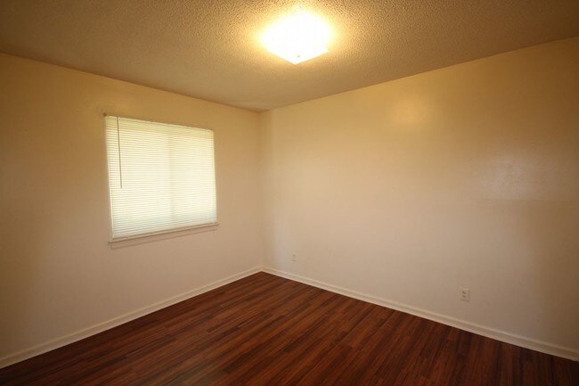 Building Photo - 3328 Pinewood Ave