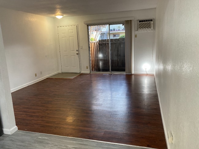 Building Photo - 1518 Moorpark Ave