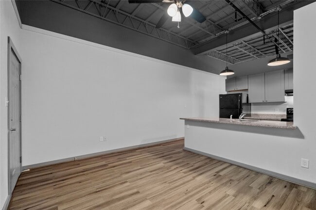 Building Photo - 612 W Texas Ave