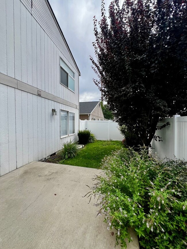 Building Photo - pl102