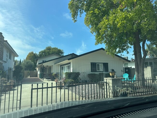 Building Photo - 1300 Oak Ave