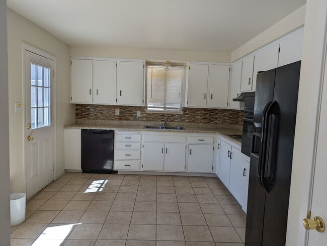 Building Photo - 5429 Mountain View Dr