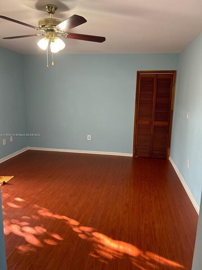 Foto del edificio - 3547 SW 24th St