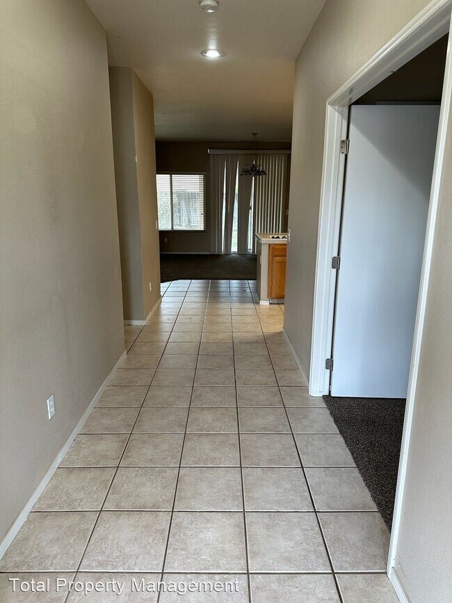 Building Photo - 3 br, 2 bath House - 3939 S. Oak View St.