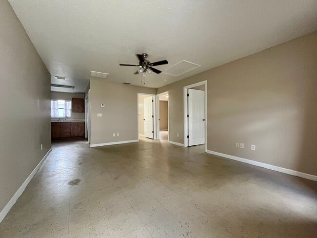 Building Photo - 2 Bed/1 Bath Duplex