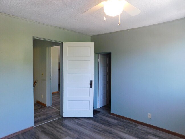 Building Photo - Amazing 4 bedroom/ 2 bath home in Eureka, KS