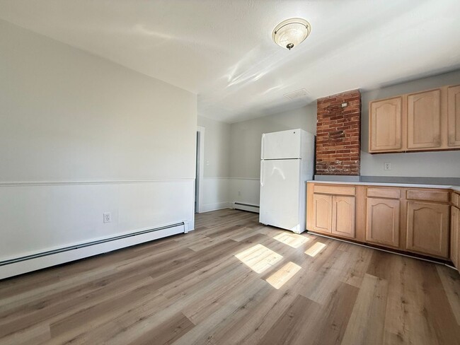 Building Photo - 208 Main St