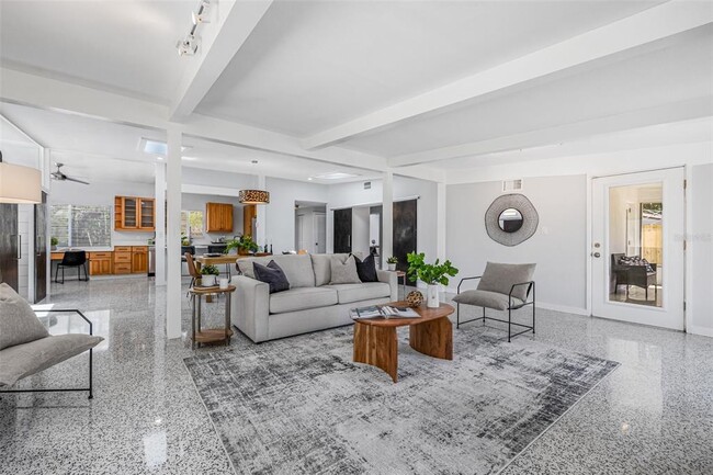Foto del edificio - 4925 Camellia Way S