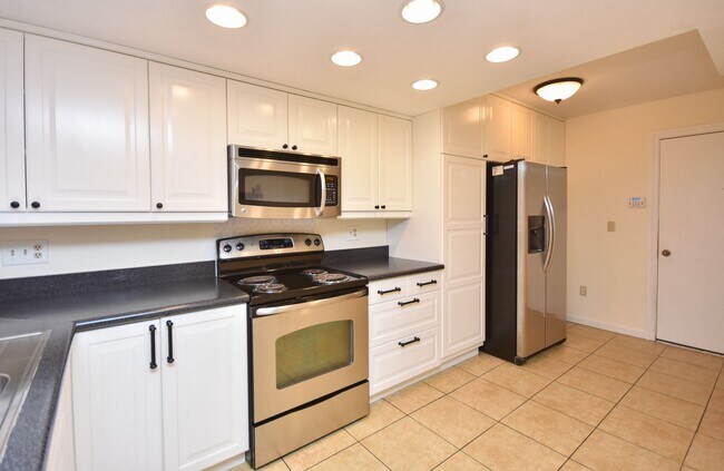 Foto del edificio - Beautiful 4 Br 2.5 bath Townhome in Calavera Hills!