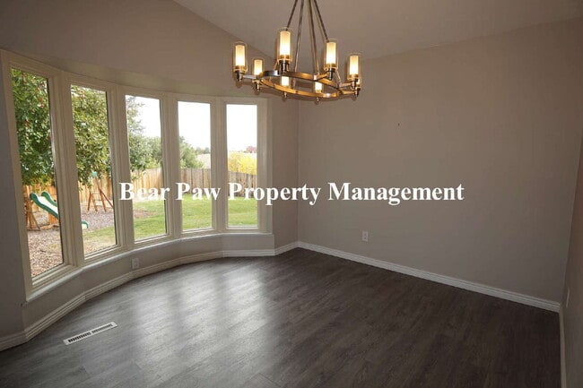 Foto del edificio - Lovely 4 Bedroom Home Golden!!