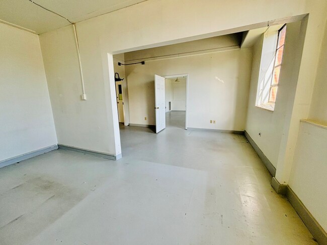 Building Photo - 1304 E Market St
