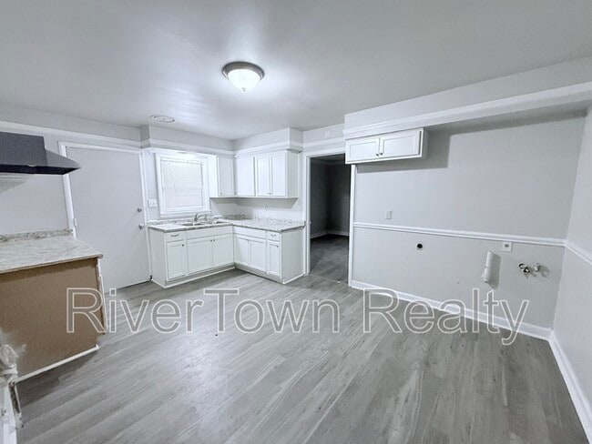 Building Photo - 727 E Raines Rd
