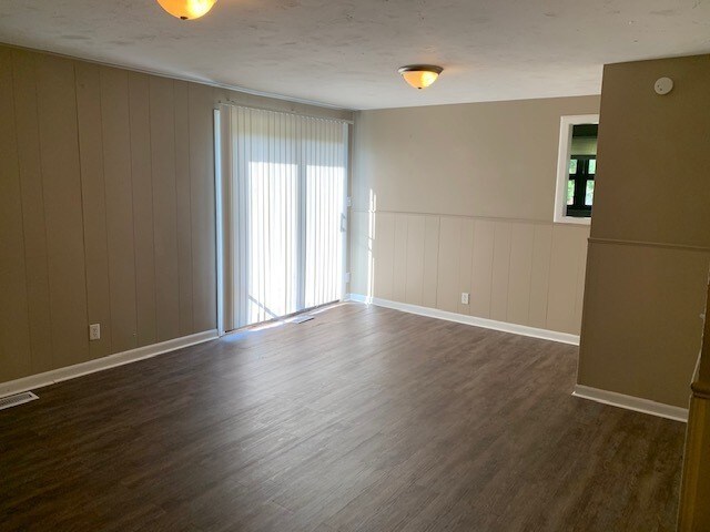 Building Photo - PENDING-Spacious Ranch in Warren Township!