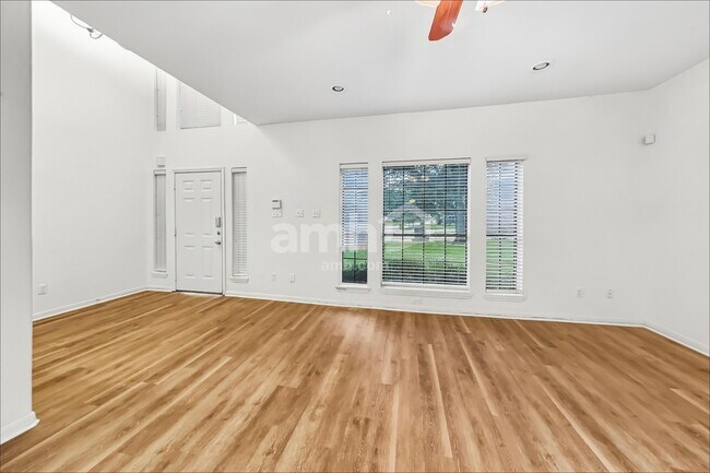 Foto del edificio - 10917 Spruce Dr N