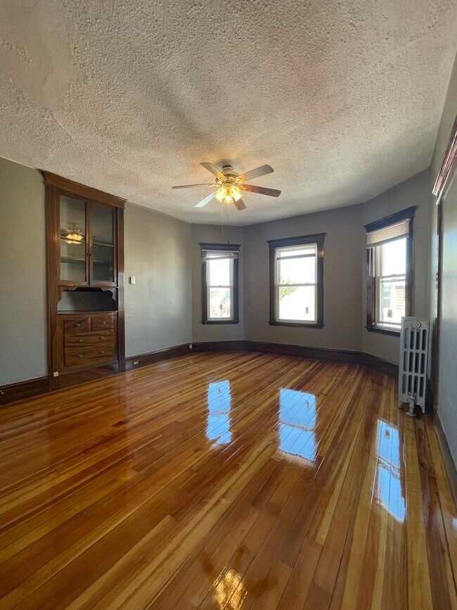 Building Photo - 33 Newburg St