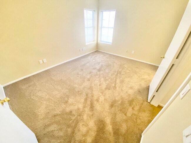 Foto del edificio - STUNNING 3 BEDROOM 2.5 BATH HOME LOCATED I...