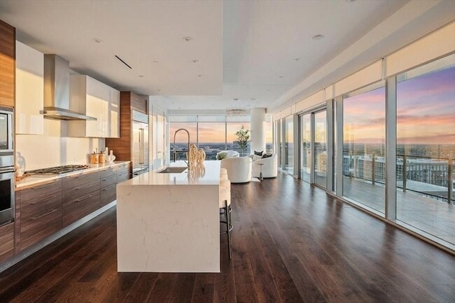 Foto del edificio - 7901 Windrose Ave.