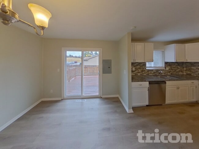 Building Photo - 4985 Montebello Dr