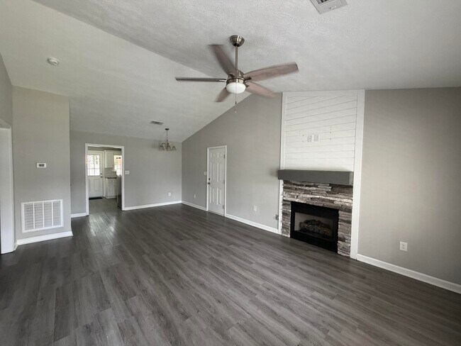 Foto del edificio - 219 Long Creek Dr