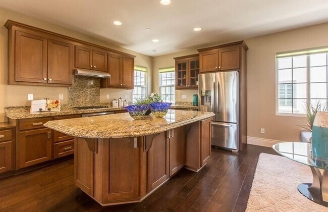 Building Photo - Beautiful and Spacious 3bd plus office/3.5...