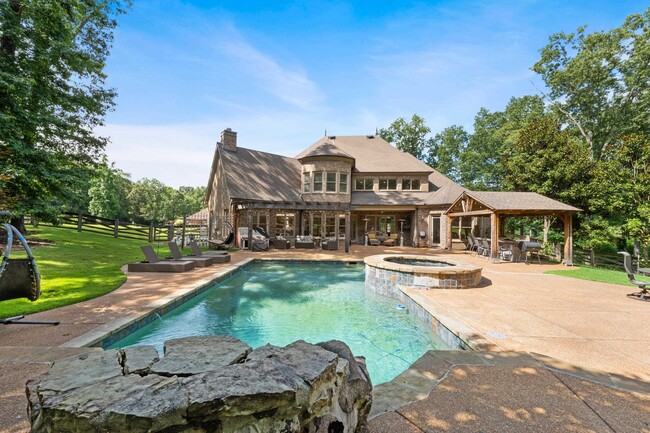 Building Photo - 375 Westbury Ln