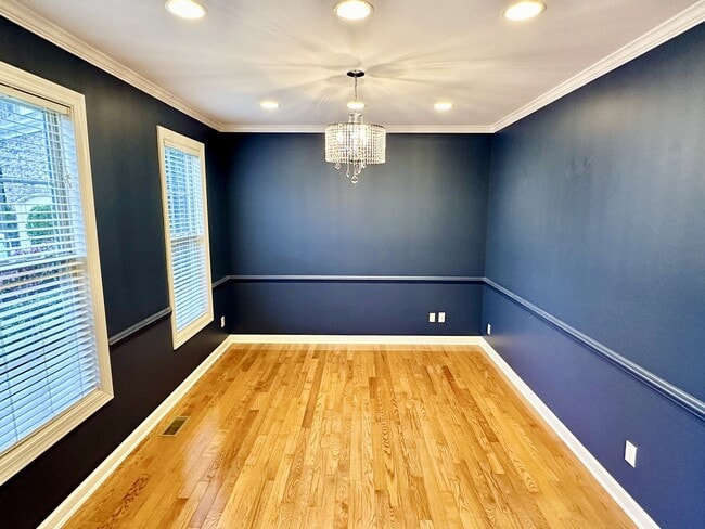 Building Photo - Stunning 4 Bed 3 Bath Home Located in the ...