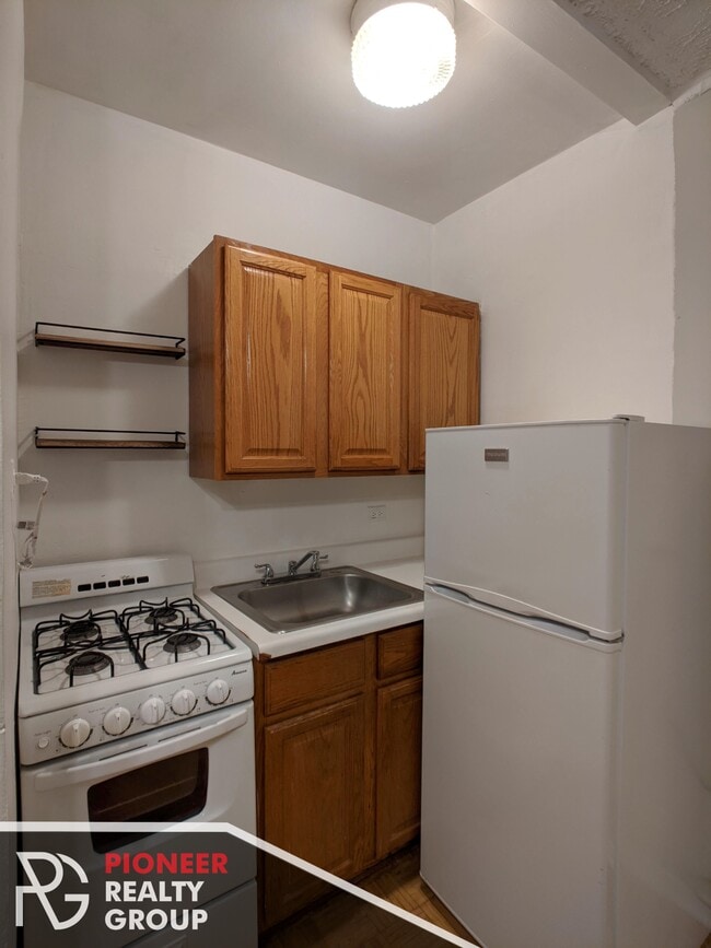 Building Photo - 711 W Belmont Ave