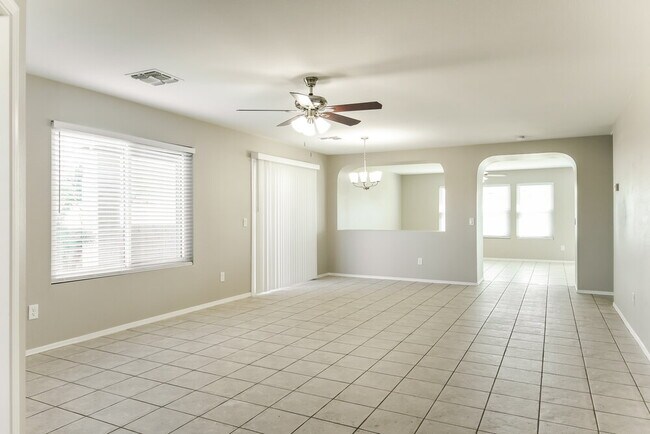 Foto del edificio - 10509 W Angels Ln