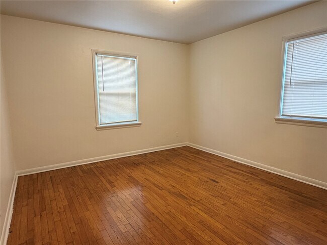 Foto del edificio - 1060 Loekes Dr