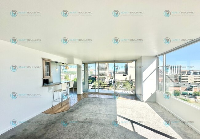 Building Photo - Exquisite 1-bedroom, 2-bathroom condo Overlooking the beautiful Truckee River with covered parking!