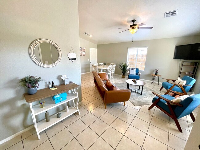 Foto del edificio - Luxurious Fully Furnished 3 Bedroom Home with Garage!