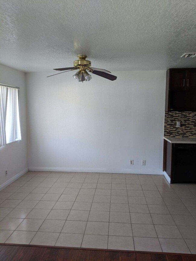 Comedor - 18555 Collins St