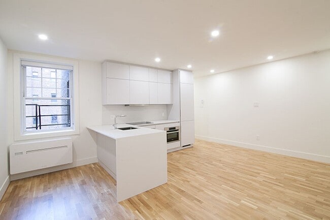 Building Photo - 2100 Rue du Fort