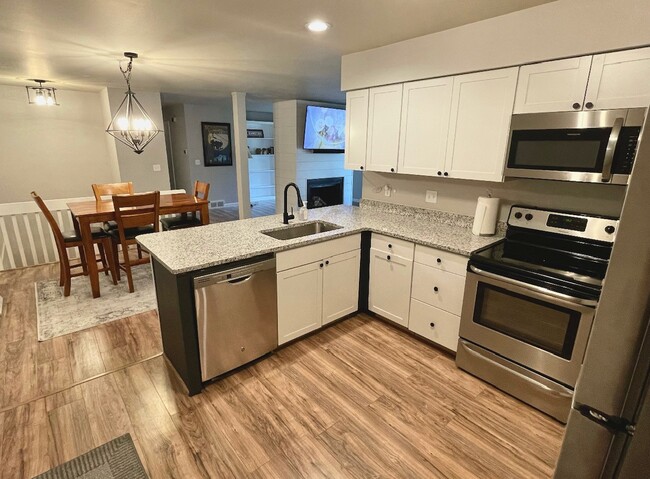 Kitchen and dining - 902 Bluffway Dr
